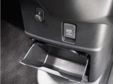 ◆センターロアボックス◆インパネ中央の下部には、ごみ箱としても使用する事ができるセンターロアボックスを装備しております。