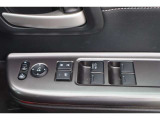 【運転席内ドア 】ミラー操作やウィンドウ開閉スイッチはドライバー目線で配置され、快適な操作性を実現!