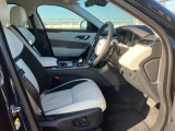 運転席はドライバーをしっかり包み込むように設計されており、長時間のドライブも問題御座いません。