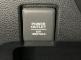 アクセサリーソケットはUSBのアダプターなどをつければ、スマホの充電にも使えます。周辺には物が置けるボックスがついています。