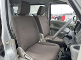 快適なフロントシート。 運転席と助手席は厚みのあるシートで快適な乗り心地です。