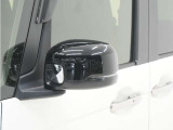 ◆ドアミラーウインカー◆ドアミラーにウインカーを装備しています。対向車に自身の進行方向を合図し安全に運転できます。