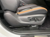 パワーシート搭載。微妙な調整が手軽にでき、最適なポジションで運転することが可能です。