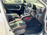 運転席側のドアを開けると、広々とした空間が広がります。使い勝手の良い設計で、快適なドライブをサポートします。