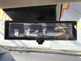 【インテリミラー】車両後方にあるカメラの画像をルームミラーに映し出します。シーンに応じて液晶モニターとミラーとを任意に切り替えることもできます