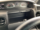 運転席にはアッパーボックスを備えており、小物の収納に便利です。