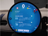 MINIのインテリアで最大のアイコンとなっているのがダッシュボードの中央に置かれた大型のセンターメーターです。現在のMINIは、センターメーターをセンターディスプレイへと形を変えて受け継がれています。