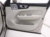 運転席ドアの全景です。キャビンを彩るすべてのものに、機能を形にした美しさが備わっています。