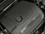 エンジンルームも綺麗に保たれており、エンジンカバーのMINIロゴなど細部からもブランドらしさを感じていただけます。
