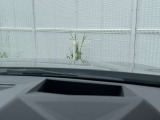 ヘッドアップディスプレイ装備です。運転時の視界に様々な情報が投影されます。