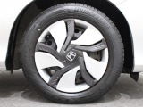 純正のホイールキャップが足元を飾ります!タイヤサイズは185/60R15 になります。