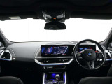 視線の先に自然と情報が集まり必要な操作へスムーズに手が届くBMWならではのコックピット。洗練されたデザインと上質な素材が調和し乗り込んだ瞬間からドライバーの走る歓びを日常に感じる空間です。