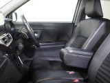 運転席にはアームレストが備わっています。