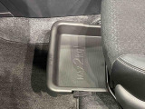 靴などが収納できる便利な助手席シートアンダートレイが付いてます