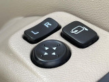 【電動格納ミラー】サイドミラーは電動格納式となっており、狭い駐車場でもキズがつくリスクを抑えられます。