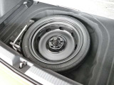テンポラリースペアタイヤを標準装備