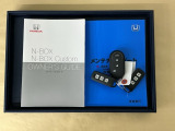 メンテナンスノート【点検整備記録簿・保証書】、取説も揃ってます。スマートキーはバッグなどにしまったままボタン操作でエンジン始動・停止やハイブリッドシステムの起動や停止ができて大変便利です