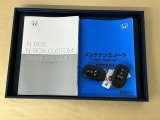メンテナンスノート【点検整備記録簿・保証書】、取説も揃ってます。スマートキーはバッグなどにしまったままボタン操作でエンジン始動・停止やハイブリッドシステムの起動や停止ができて大変便利です