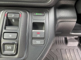 クルマの動きを燃費優先で自動制御するECONモードスイッチ。パーキングブレーキは電子制御式です