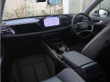 内装はシンプルに使い勝手を考え作られています。お車を運転する感覚をダイレクトに体感して頂けます。室内も広くロングドライブにも快適にお過ごしいただけます。