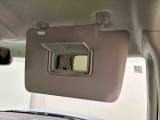 運転席、助手席共にサンバイザー&バニティミラー、運転席側にはチケットフォルダーも付いてます。