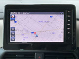 日産純正9インチメモリーナビ(MM223D-L)装備。スマートフォンによる部分地図更新、Bluetooth接続での音楽視聴、快適な画面操作と高音質なオーディオ再生。