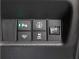 ホンダセンシングが装備されています。アダプティブレーダークルーズやレーンキープアシスト、車線逸脱防止機能なども備えていて、ロングドライブも快適で安全にお楽しみいただけます。