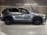 ロングノーズとショートデッキが際立っていて、太めのDピラーがSUVらしい力強さを漂わせています♪