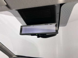 スマートルームミラーで後方の映像がルームミラーで確認できます。
