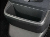 ◆センターロアボックス◆インパネ中央の下部には、ごみ箱としても使用する事ができるセンターロアボックスを装備しております。