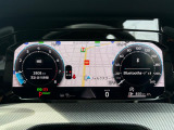 【Digital Cockpit Pro】基本の速度計とタコメーターの表示に加え、中央にドライビングデータやマップなどを少ない視線移動で視認できます。