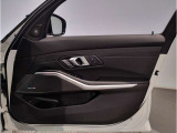 当社BMW認定中古車は全車保証付きでございます。また保証料金や整備費用はお見積書内の諸費用・税金に追加計上する事はございません。認定中古車保証付きのお支払総額でお見積りご依頼の上、他店とお比べください