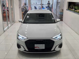 先代からデザインが変らないシングルフレームグリルです。全車同じデザインで統一感があり、Audiのアイコンの一つです。