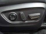 運転席はパワーシートなのでお好みのドライビングポジションに調整可能です♪