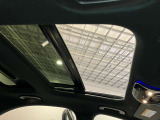 パノラミックルーフで明るい車内と開放感あるドライブをお楽しみいただけます。