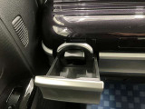 【助手席ドリンクホルダー】使いやすさに配慮したドリンクホルダー