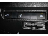 ハンズフリーパワーバックドア装備!リヤバンバーの下に足を出し入れするだけで、バックドアが自動開閉します。自動でハイ・ロー切りかえるオートマチックハイビームシステム搭載!ETC搭載!料金所もノンスト