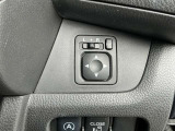電動格納式ドアミラー調節スイッチです。自動格納機能付きで、ドアロックすると閉じてエンジンがかかると開きます。ドアロックの状態もひと目でわかるスグレモノです。