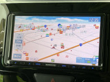 鮮明な表示で、視認性の高いナビゲーションが可能です。安全運転をサポートし、目的地への道案内をしてくれます。