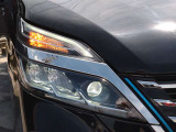 対向車がいてもハイビームを維持できるアダプティブLEDヘッドライトを装備。車速に応じてハイビームの自動配光を維持して、常に視認性の高い状態が維持されます。
