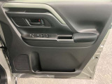 【運転席ドア】ドリンクホルダーと収納ポケットがあります。