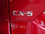 【CX-5】上質感と精悍さを兼ね備え、ワイド感を強調した意匠。オールラウンドな機能美と品格、洗練されたデザイン。