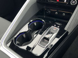 Audiのシフトレバーは、高級感と先進技術を反映したデザインが特徴です。オートマチックトランスミッションやデュアルクラッチトランスミッション(Sトロニック)を採用しております。