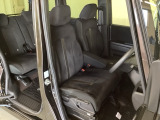 女性でも運転がしやすいようにシートの高さ調整機能(シートリフター)がついています。座面も厚みがあり背もたれも高く、ゆったりくつろいでお乗りいただけるシートです。