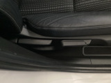 【シートレバー】ただ座るだけじゃない、運転のしやすさを決める大事なスイッチ。視界を広げたり、腰への負担を減らしたり。体型に合わせてジャストフィットさせるこの瞬間、さあ走るぞって気合が入ります。