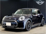 MINIのフロントグリルのデザインはイギリスで生まれた当初から、シルバーのサイドバーが折り重なった伝統的なデザインで御座います。その伝統はBMWのお車になってからでも少しずつ形を変えて守られております