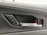 運転席シ-トポジションメモリー(2メモリ-)、ドライバー2名分のシ-トポジションを記憶・再現できる機能を搭載しています
