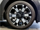 アロイは英語で合金を意味しますが、車の世界ではアルミ製のホイールを指します。大衆車のホイールは製造コストが安いスチール(鉄)でできていますが、アルミ(アルミ合金)製ホイールは軽いのが特徴です。