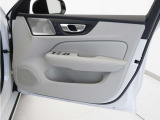 運転席ドアの全景です。キャビンを彩るすべてのものに、機能を形にした美しさが備わっています。
