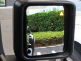 【ブラインドスポットモニター 】側方や後方の死角に他の車両など物体が入ってきた時ドアミラー上のアイコンが点灯し警告音で注意を喚起してくれます!